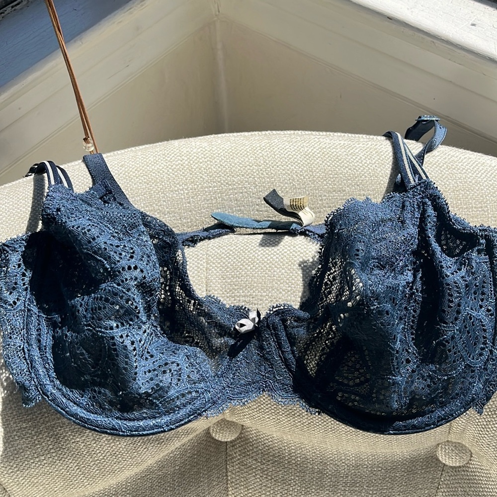 Beautiful blue Chantelle lace, under wire bra 32c
